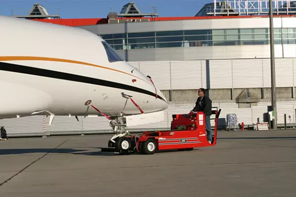 Aircraft towing tractor